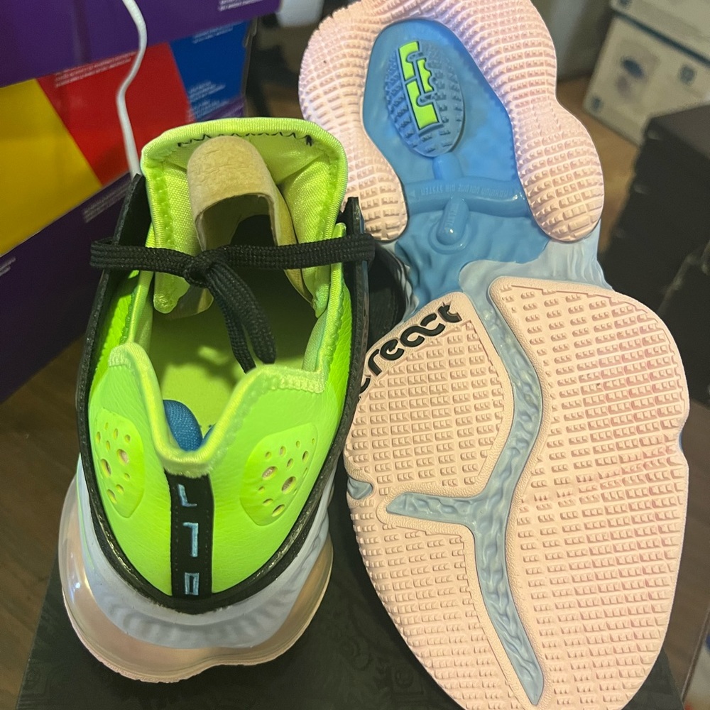 Lebron 19 Low React New Half Box Size 9.5 Color B… - image 2
